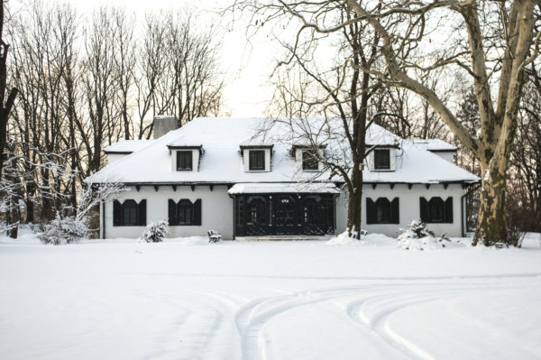 Dwór Wola Sękowa zimą