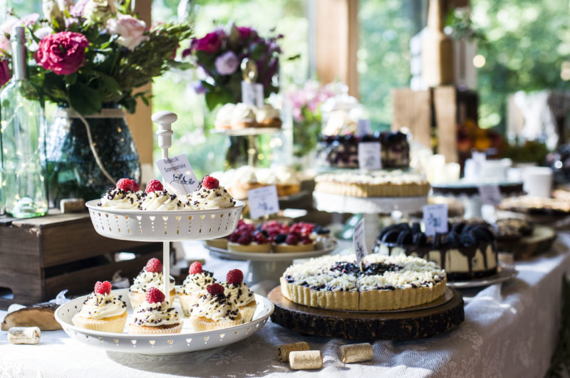 Słodki stół weselny w altanie