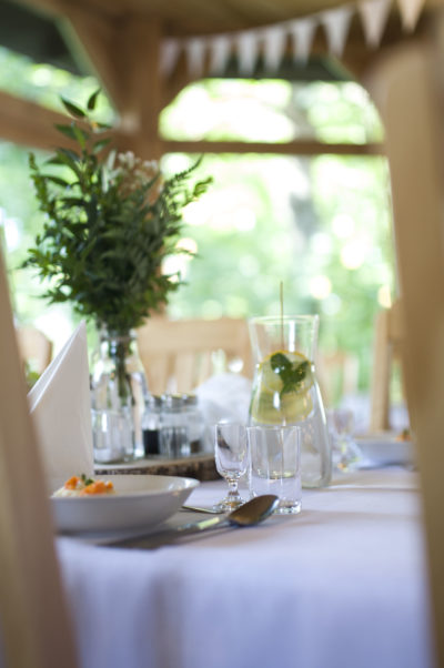 Stół weselny w altanie